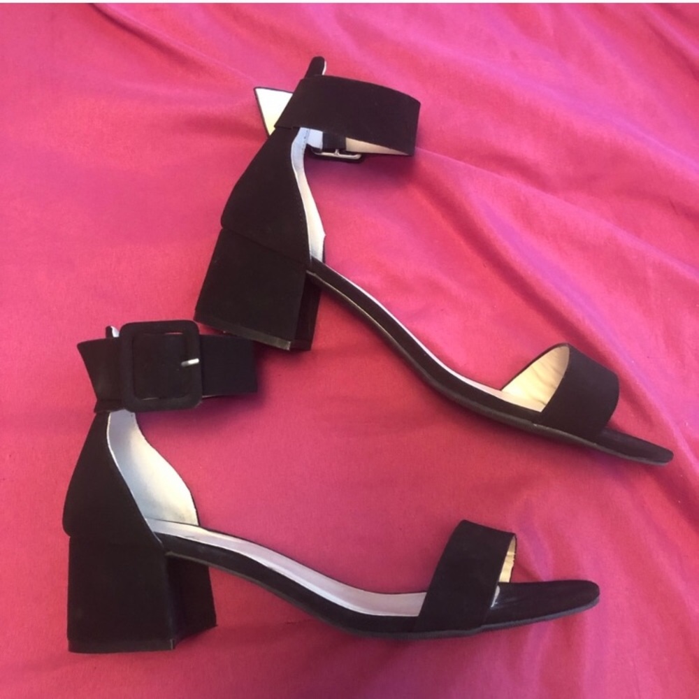 Ankle strap sandal. Small heel.